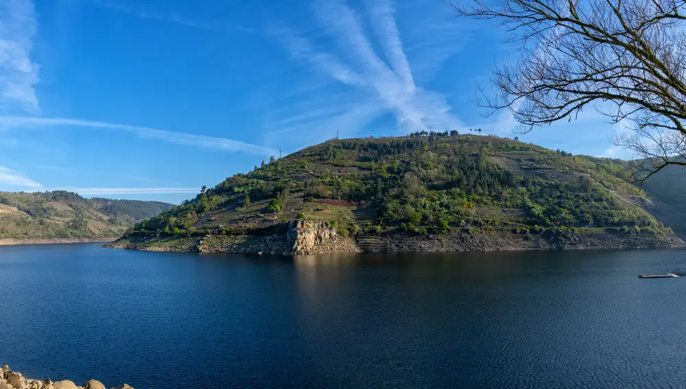 Vista panorámica al embalse de Belesar