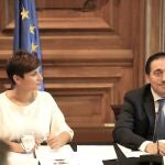 La ministra de Política Territorial, Isabel Rodríguez, y el ministro de Asuntos Exteriores, Unión Europea y Cooperación, José Manuel Albares, en la CARUE