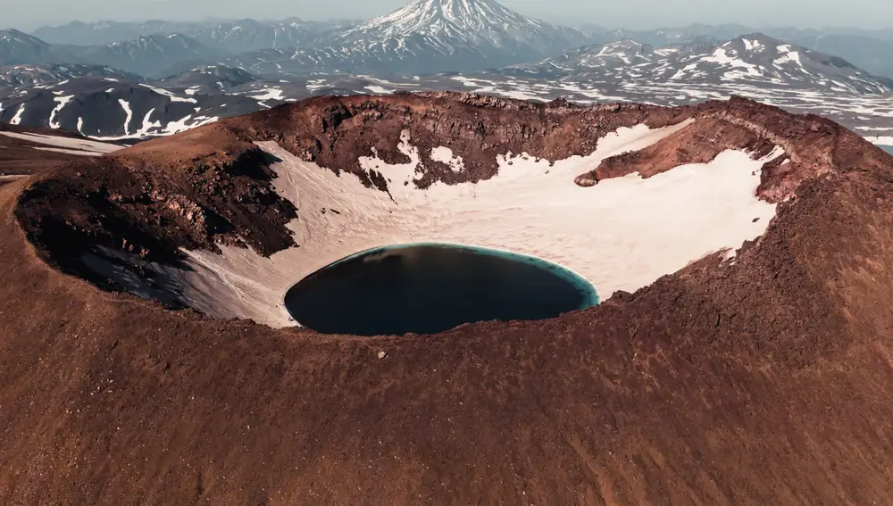Fotografía aérea de un lago en la península de Kamchatka