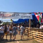 Fiestas de la paella en Getxo donde se puede leer un cartel con "policías fuera de aquí"