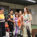 La directora de la Agencia de Protección Civil y Emergencias, Irene Cortés, entrega material a los voluntarios de Protección Civil de la provincia.