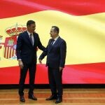 El presidente Sánchez es recibido por el presidente del Parlamento serbio, Ivica Dacic.