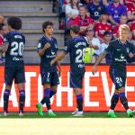 Los jugadores del Atlético felicitan a Joao Félix por el gol de la victoria