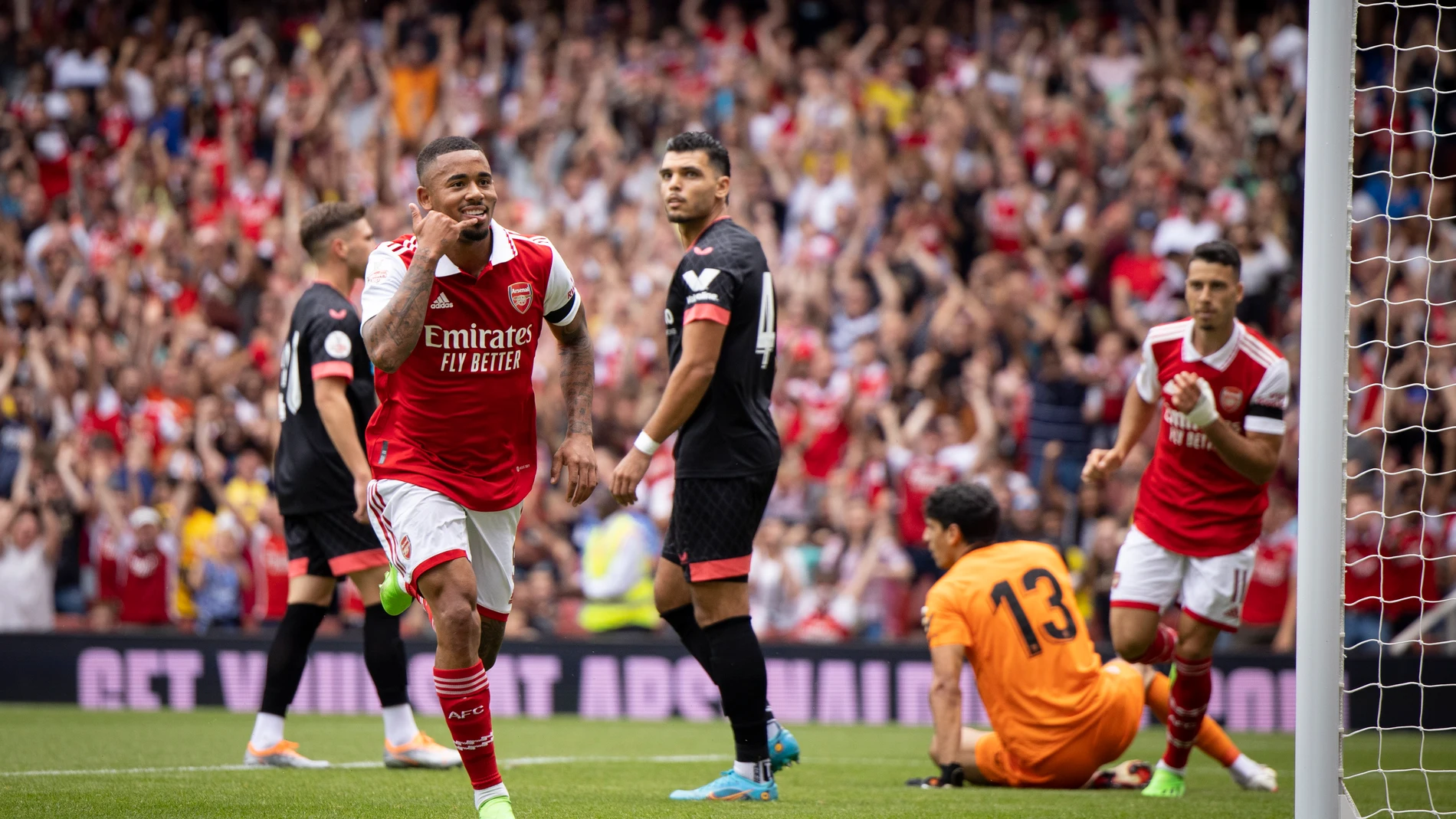 Gabriel Jesus celebra uno de los tres goles anotados al Sevilla