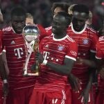 Sadio Mane, con el trofeo de la Supercopa en la mano