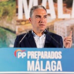 El coordinador general del PP, Elias Bendodo, este sábado durante la clausura de la escuela de verano del PP en Fuengirola