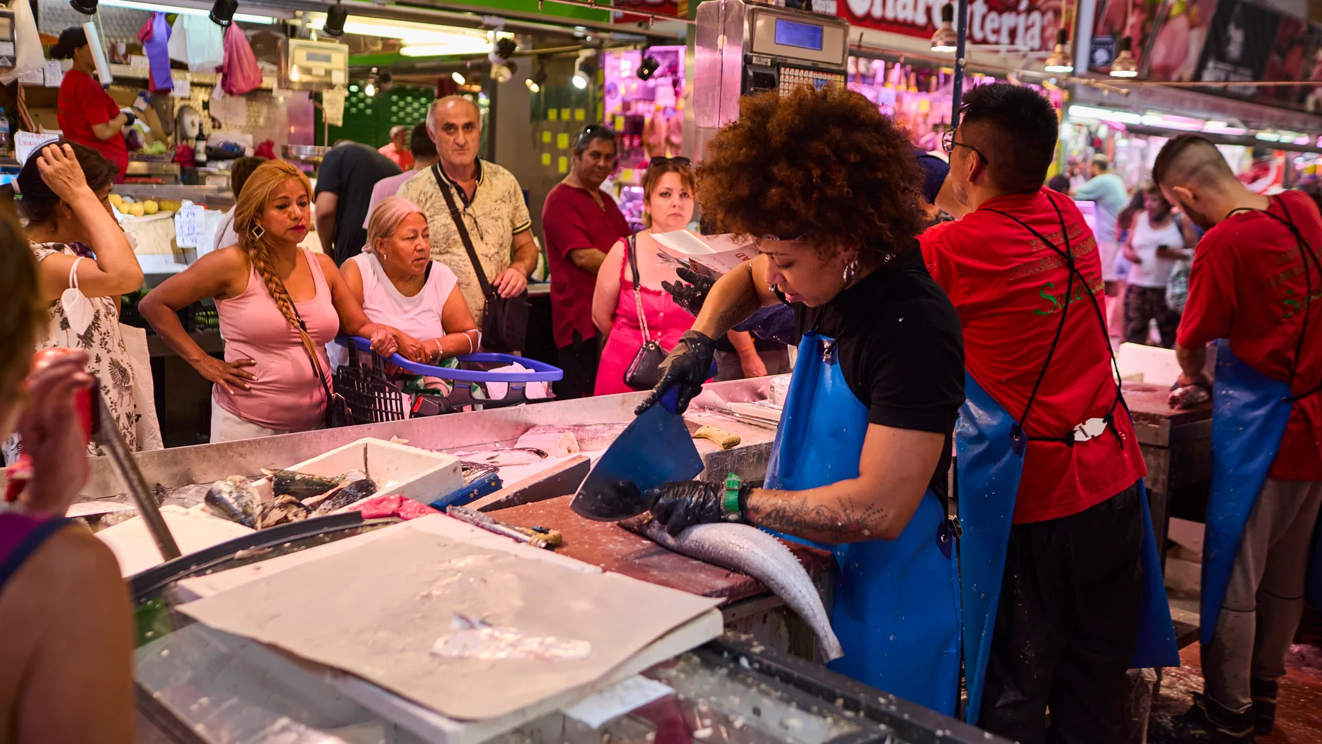 Ambiente del Mercado Maravillas en el barrio madrileño de Cuatro Caminos en estos días en los que la inflación esta disparada por una subida de precios generalizada en alimentación y energía.