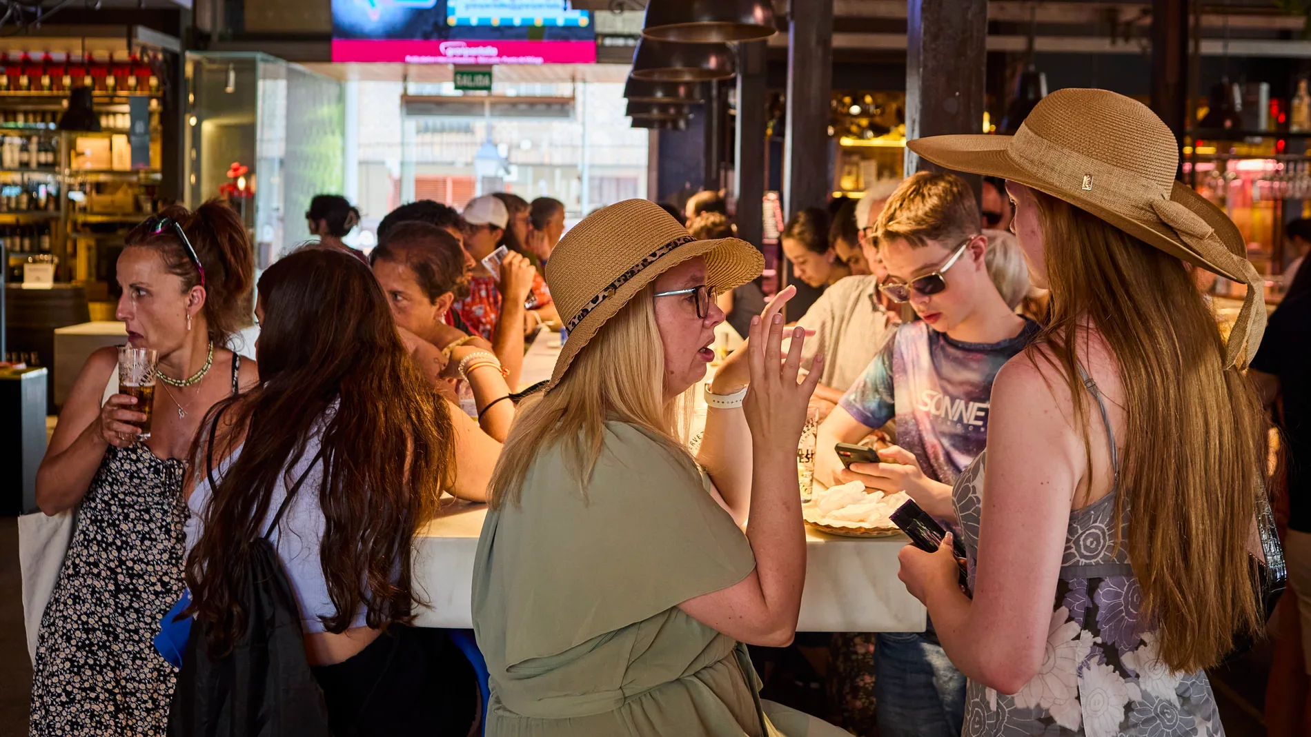 Turistas visitan el mercado de San Miguel en el centro de Madrid