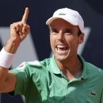 Roberto Bautista celebra la victoria ante Filip Misolic en Kitzbühel
