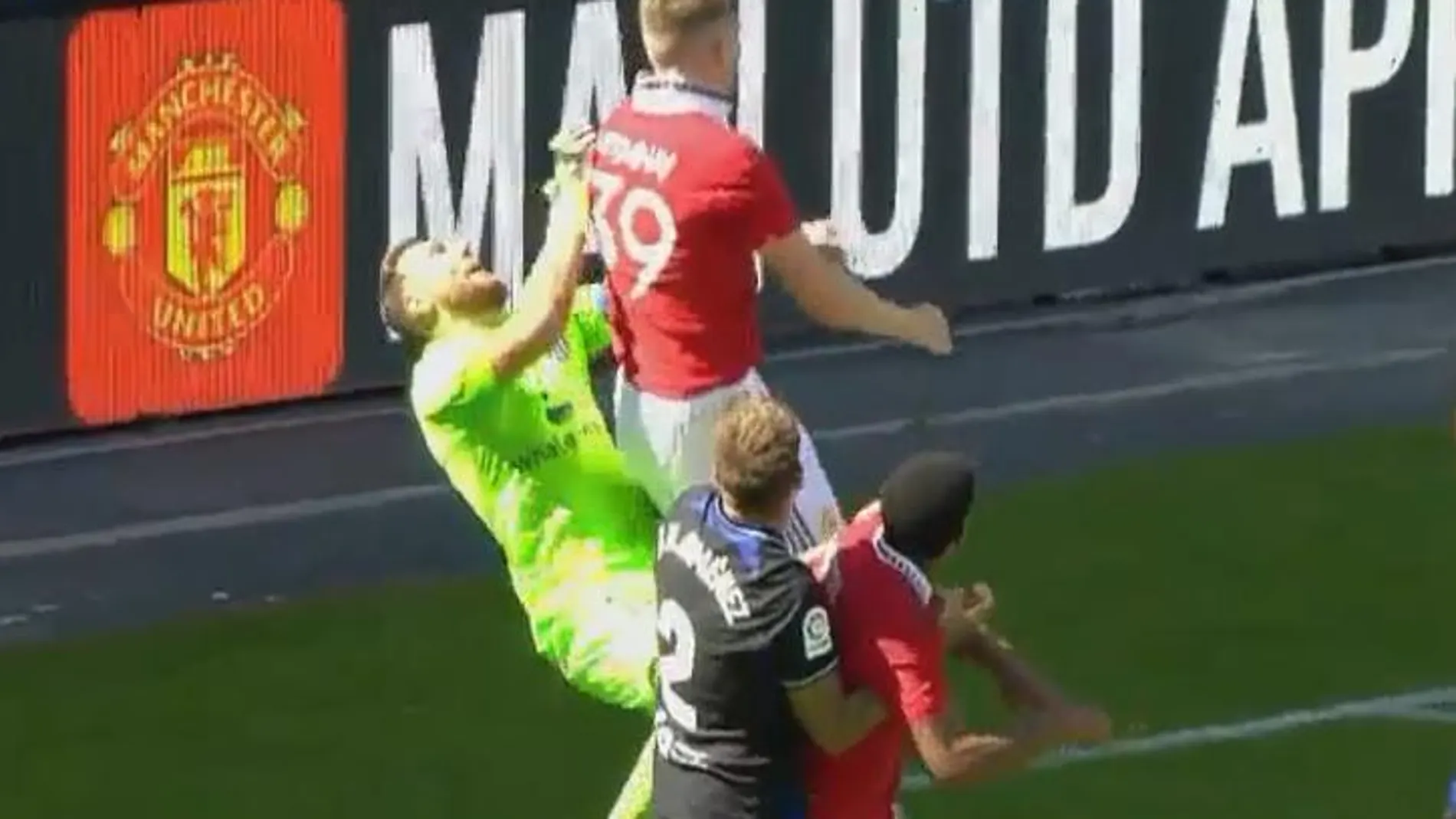 Oblak recibe un codazo de Mc Tominay