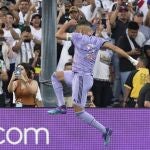 Benzema celebra el primer gol del Madrid ante la Juve