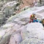 Momento en el que el helicóptero del Grupo de Rescate de Protección Civil llega junto a los cuatro montañeros