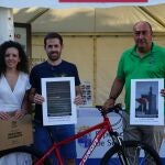 El presidente de la Diputación de Segovia, Miguel Ángel de Vicente, y la diputada Noemí Otero, entregan a Carlos Monzón el primer premio del concurso de fotografía digital
