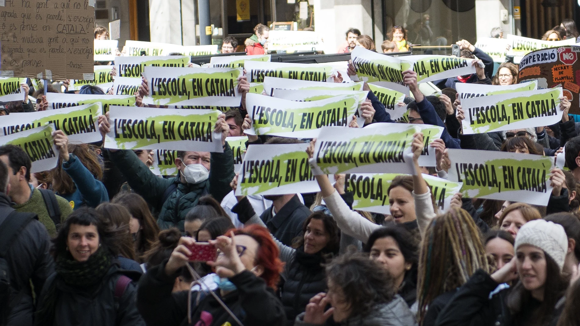 Varios manifestantes con pancartas que rezan 'Lèscola en català', en una huelga por la sentencia del 25% en castellano en la educación catalana, a 23 de marzo de 2022, en Girona, Cataluña (España). Sindicatos docentes y estudiantiles han convocado para el día de hoy una jornada de huelga con diversos actos en toda la región para protestar contra la sentencia del Tribunal Superior de Justicia de Catalunya (TSJC) que fija un 25% de castellano en la educación catalana. Las entidades exigen el reconocimiento del catalán como lengua vehicular y han criticado que "una vez más, el Estado español usa toda la maquinaria jurídica, heredera del franquismo, para reprimir y erradicar" la lengua. 23 MARZO 2022;HUELGA EDUCUCIÓN;ESTUDIANTES;BANDERA CATALANA;BANDERAS; Glòria Sánchez / Europa Press 23/03/2022