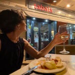 Para un sector unido a la alimentación como es la hostelería, mirar hacia otro lado en un contexto de crisis alimentaria global no es una opción, por lo que varios restaurantes andaluces se han sumado a una iniciativa que destina parte de la recaudación de la carta a luchar contra el hambre. Este el caso de empresas como Tabalá (en la imagen) y Mudéjar Gastrobar, en Sevilla y La Vinoteca en Granada, que han formado parte de "Restaurantes contra el Hambre", un proyecto de la organización humanitaria Acción contra el Hambre