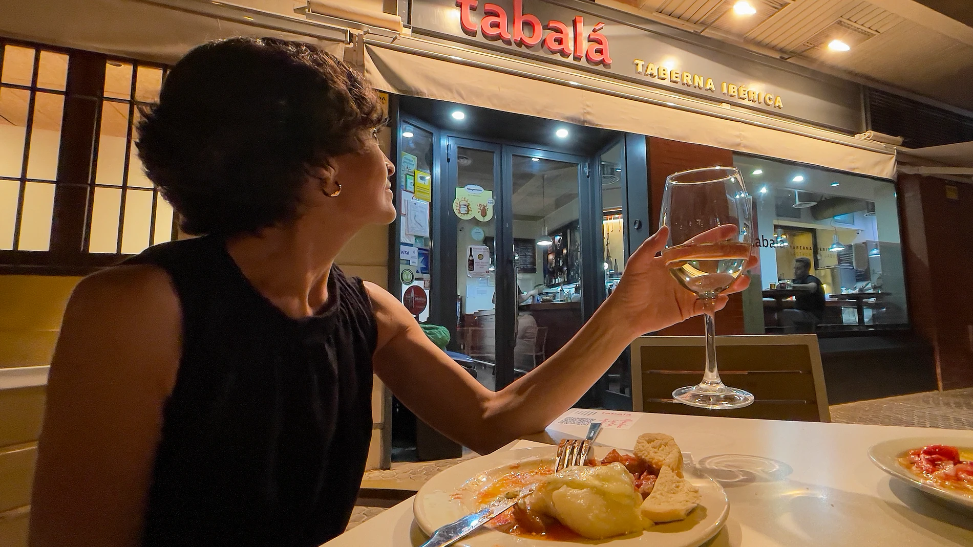 Para un sector unido a la alimentación como es la hostelería, mirar hacia otro lado en un contexto de crisis alimentaria global no es una opción, por lo que varios restaurantes andaluces se han sumado a una iniciativa que destina parte de la recaudación de la carta a luchar contra el hambre. Este el caso de empresas como Tabalá (en la imagen) y Mudéjar Gastrobar, en Sevilla y La Vinoteca en Granada, que han formado parte de "Restaurantes contra el Hambre", un proyecto de la organización humanitaria Acción contra el Hambre