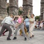 Proyecto de danza participativa Human Perpetuum Mobile de los coreógrafos Mey-Ling Bisogno e Ian Garside se estrenó a los pies del Acueducto