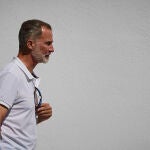 El rey Felipe VI posa junto a la tripulación del Aifos este lunes en el Club Náutico de Palma antes de participar en la primera jornada de la 40 edición de la Copa del Rey de Vela