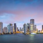 Vista panorámica de Miami, con sus icónicos rascacielos a orillas del mar