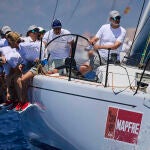Felipe VI, a la caña del Aifos 500, en la jornada inaugural de la Copa del Rey Mapfre de vela