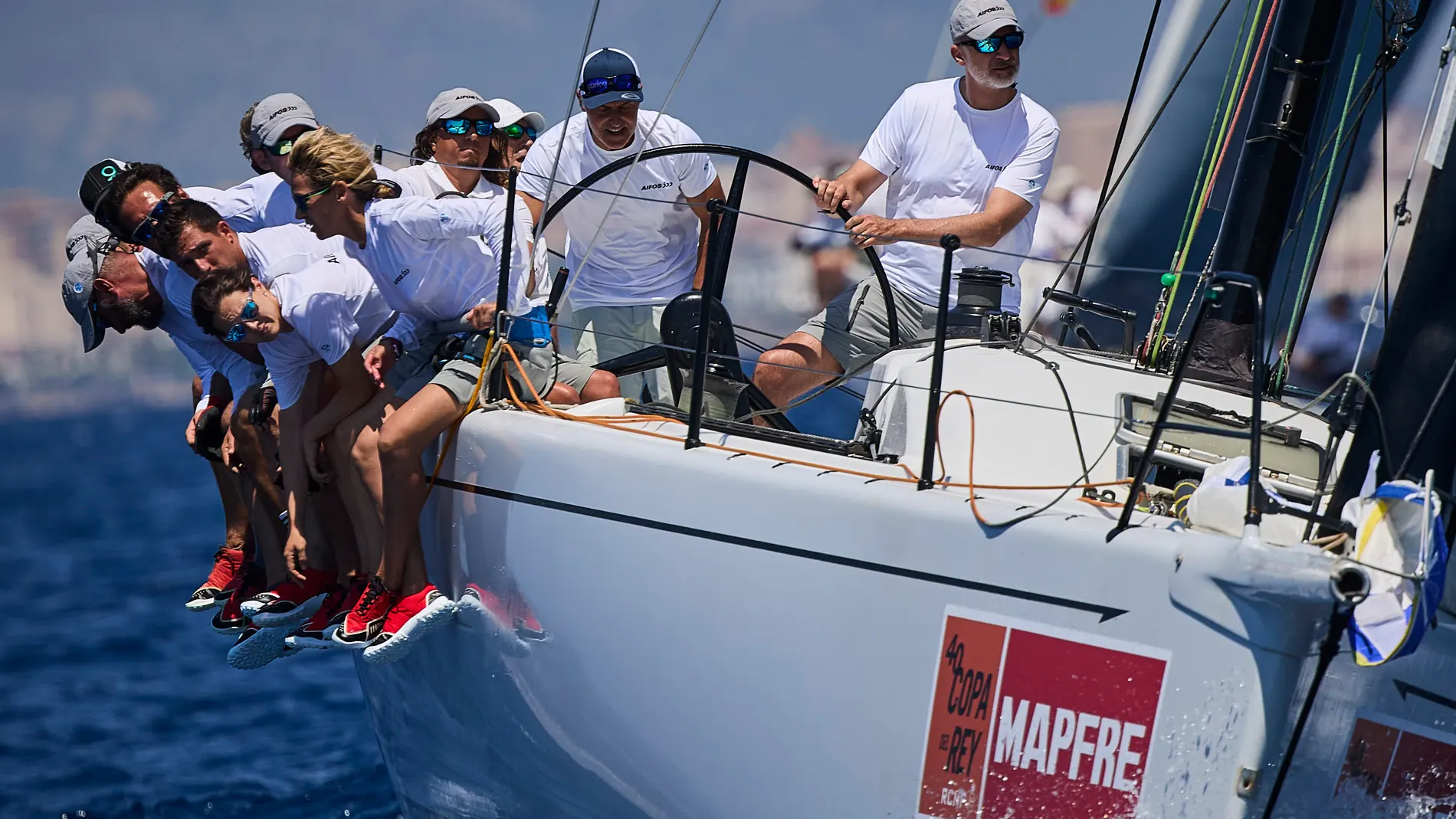 Felipe VI, a la caña del Aifos 500, en la jornada inaugural de la Copa del Rey Mapfre de vela