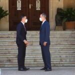Pedro Sánchez y Felipe VI en el Palacio de Marivent en 2021