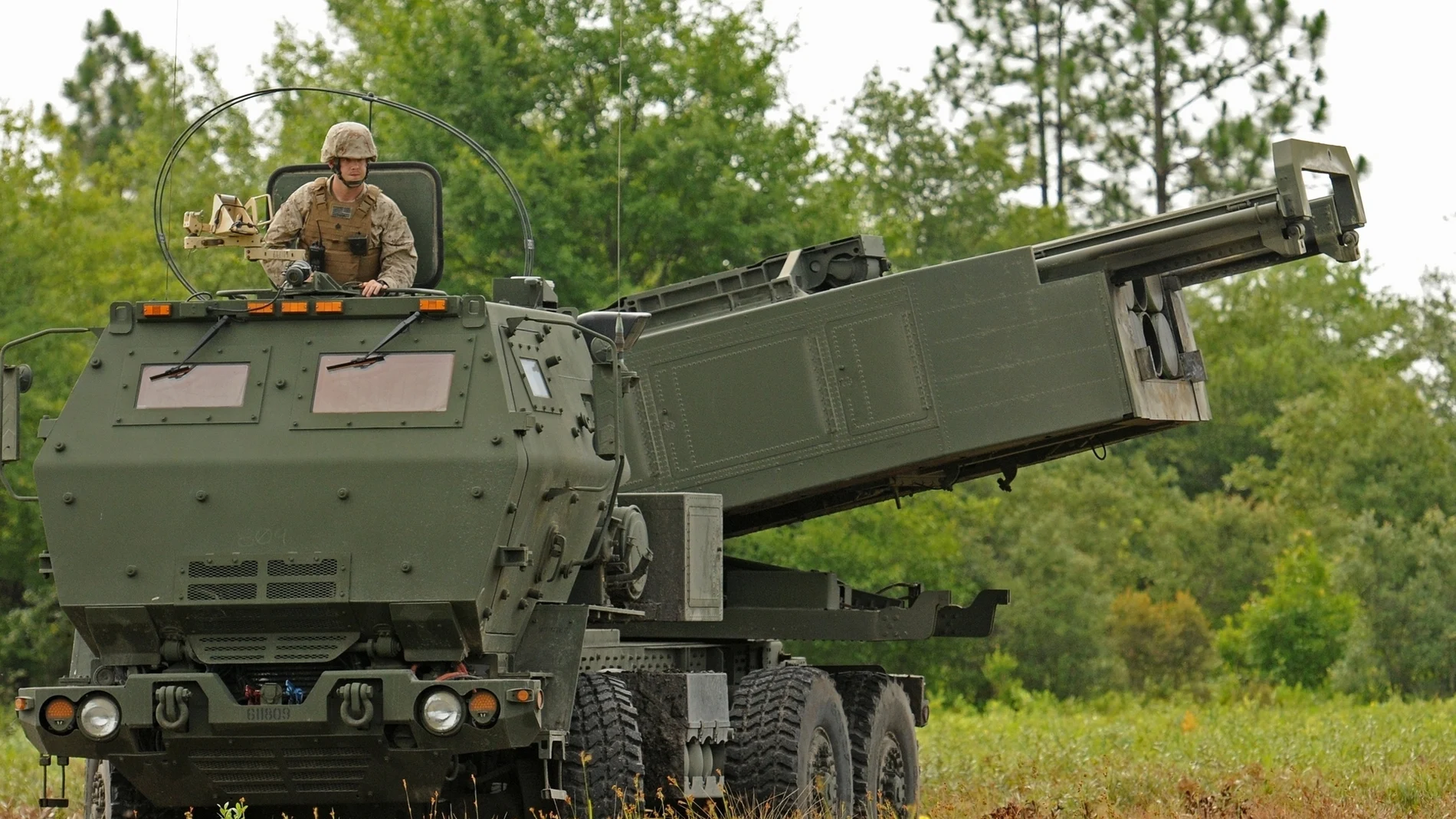Sistema de Cohetes de Artillería de Alta Movilidad, o HIMARS, en un entrenamiento