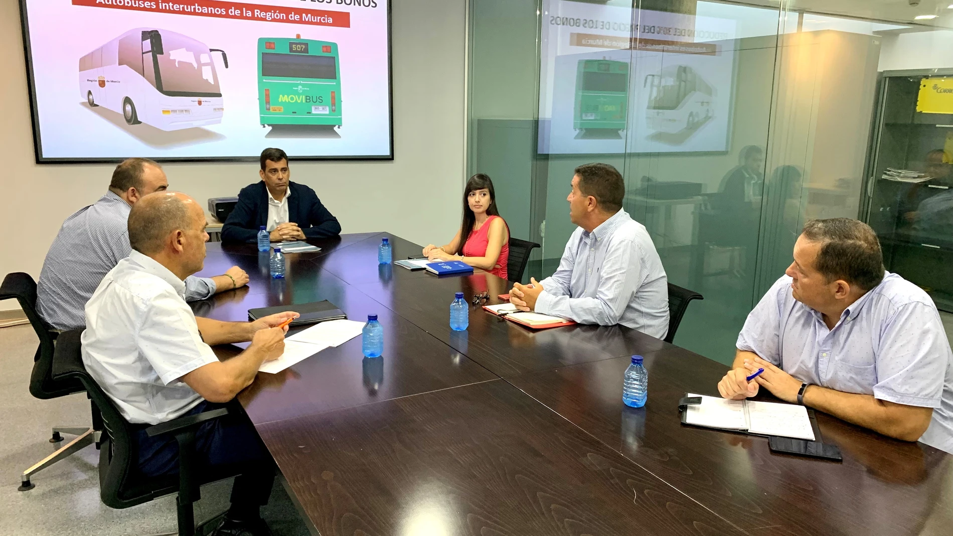 El consejero de Fomento e Infraestructuras, José Ramón Díez de Revenga, acompañado por la directora de Movilidad, Marina Munuera, durante la reunión con las empresas concesionarias de transporte público interurbano