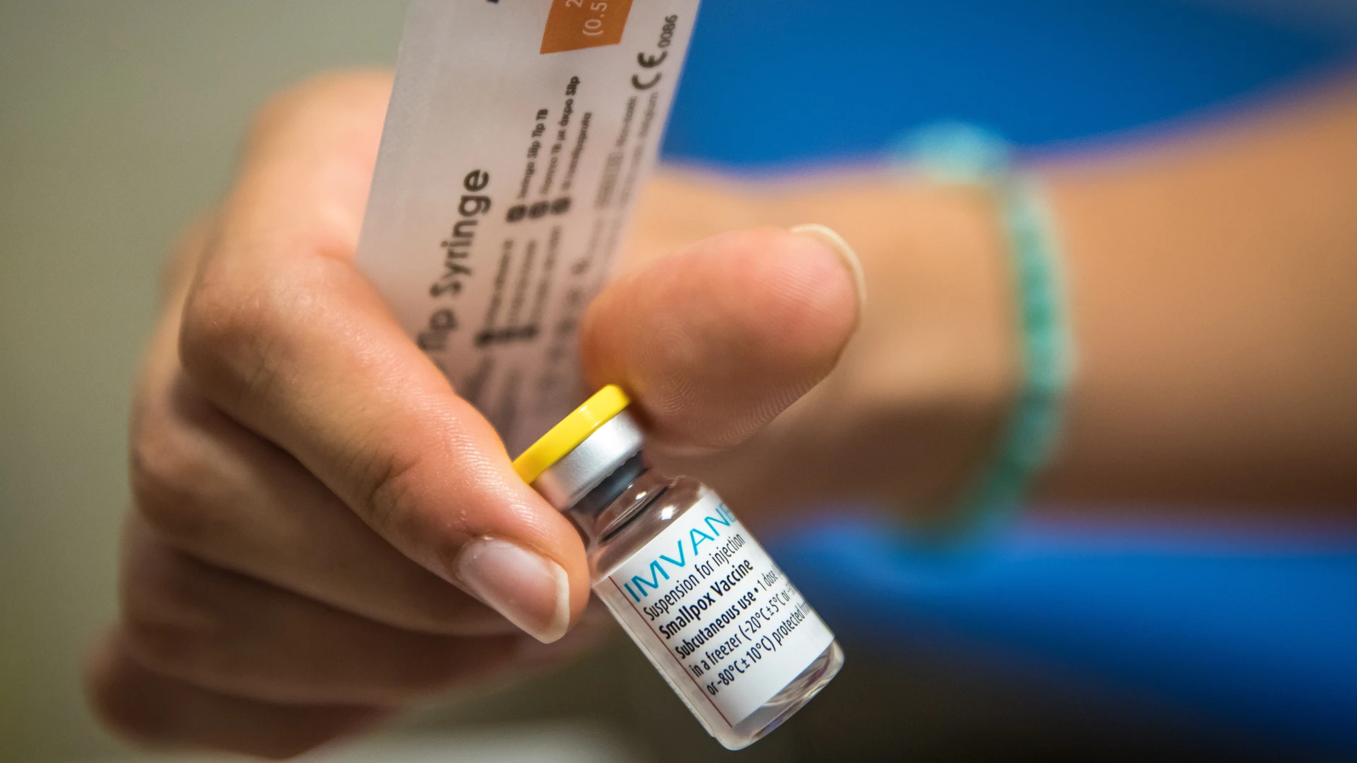 Un sanitario prepara una dosis de Imvanex, vacuna usada contra la viruela del mono, en el centro municipal Edison, en París