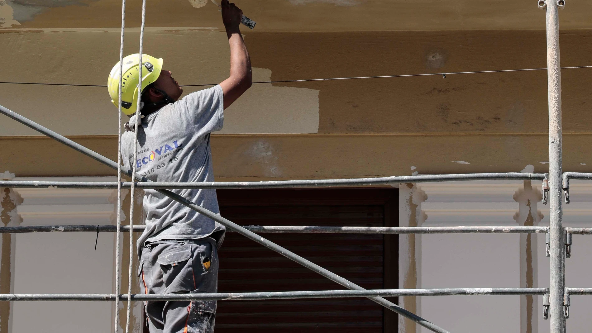 Dos albañiles trabajan en la restauración de la fachada. EFE/Ana Escobar