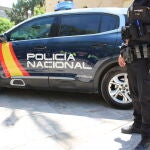 Los hechos ocurrieron este sábado, sobre las nueve y media de la mañana, cuando los policías fueron comisionados por la Sala del 091 para que acudiesen a una calle del distrito valenciano de Marítim