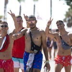 Varios jóvenes disfrutan de una jornada de conciertos en el Festival Arenal Sound de Burriana (Castellón)