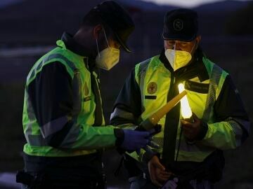 Dos agentes durante un control de la Guardia Civil en una imagen de archivo. JES&Uacute;S HELL&Iacute;N / EUROPA PRESS
