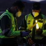 Dos agentes durante un control de la Guardia Civil en una imagen de archivo. JESÚS HELLÍN / EUROPA PRESS