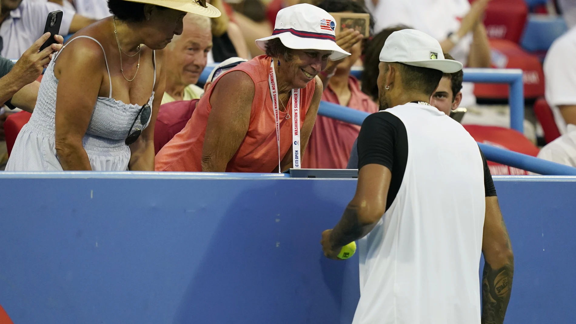 Nick Kyrgios preguntando a una aficionada cómo tenía que sacar en su partido ante Giron