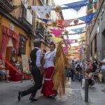 Una pareja baila en las fiestas del barrio