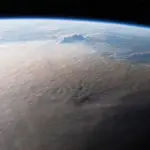 Una imagen del 16 de enero de 2022 muestra la columna de ceniza de la erupción volcánica Hunga Tonga