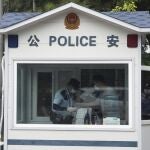 Policías chinos frente a la embajada de EE UU en Pekín, esta semana