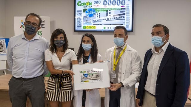 Esther Pérez Dalmeda, directora de la ONCE, y Eloy Ruiz, delegado territorial de la Junta de Castilla y León, presentan el cupón
