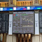 Una pantalla muestra la evolución del IBEX 35 en la Bolsa de Mercado en Madrid