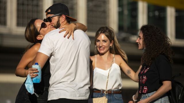 Imagen de unos jóvenes abrazándose sin mascarillas en la plaza de Callao.