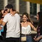 Imagen de unos jóvenes abrazándose sin mascarillas en la plaza de Callao.