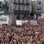 Ambiente durante la bajada del Celedón, en la plaza de la Virgen Blanca, ayer.