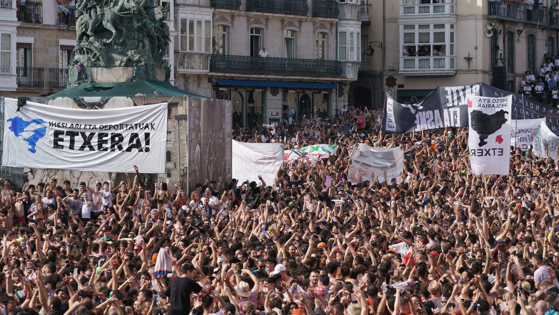Ambiente durante la bajada del Celedón, en la plaza de la Virgen Blanca, ayer.