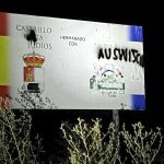 Pintadas con el nombre del campo de concentración de Auschwitz que han aparecido en una cartelería en el municipio burgalés de Castrillo Mota de Judíos