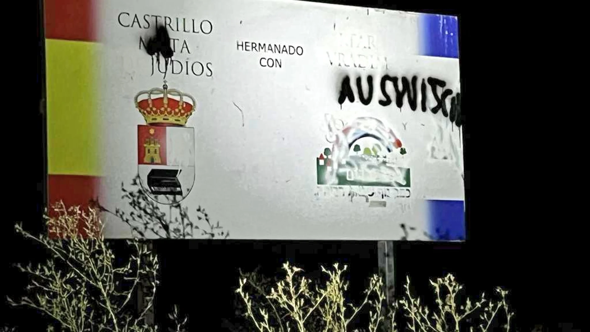 Pintadas con el nombre del campo de concentración de Auschwitz que han aparecido en una cartelería en el municipio burgalés de Castrillo Mota de Judíos