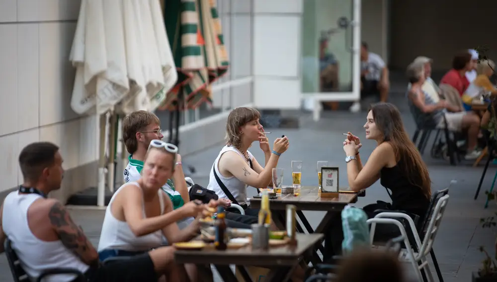 Varias personas sentadas en terrazas en la plaza dels Àngels del Raval