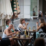 Varias personas sentadas en terrazas en la plaza dels Àngels del Raval