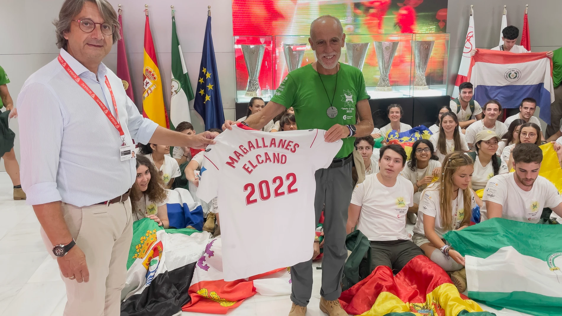 El responsable de la fundación del Sevilla FC entrega una camiseta con los apellidos de Magallanes y Elcano a la expedición Vuelta al Mundo. EFE/ Macarena Soto