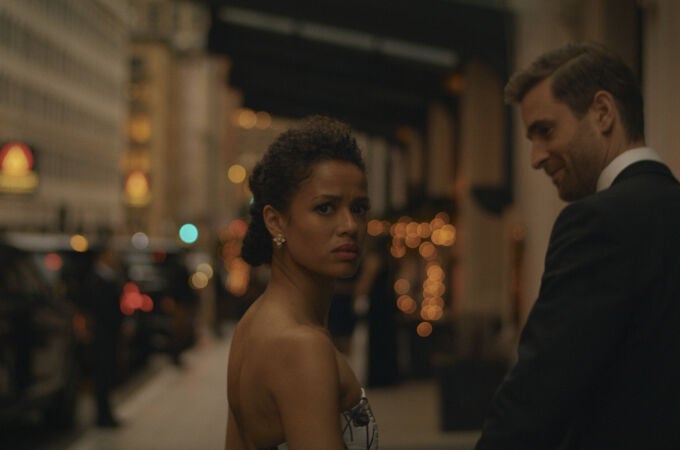 Gugu Mbatha-Raw (izq.) y Oliver Jackson-Cohen en "Apariencias" ("Surface")